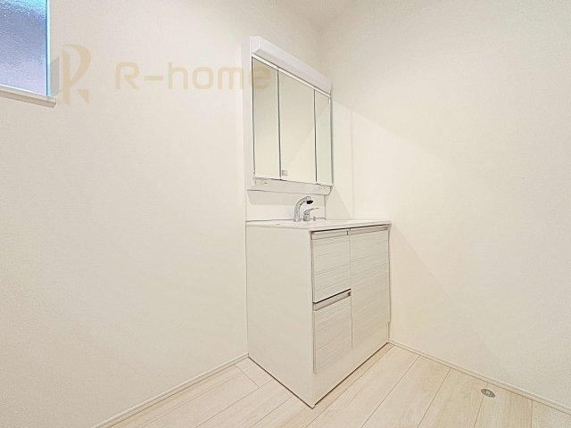 取手市台宿2丁目24-1期　新築戸建て　2号棟の洗面所|清潔感溢れる洗面台は嬉しい三面鏡付き。洗剤や歯ブラシなどもすっきり収納できます♪