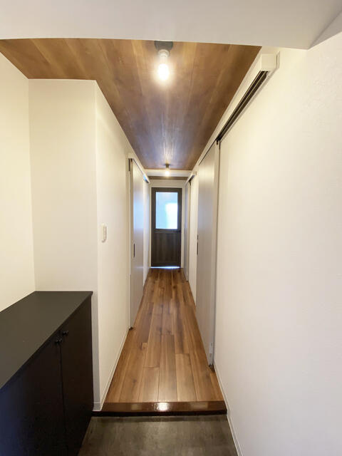 瀬戸市薬師町の中古マンションの玄関|玄関収納も新規交換済みです。