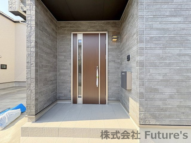 流山市鰭ヶ崎　新築戸建　全2棟　1号棟のエントランス|玄関アプローチの写真です