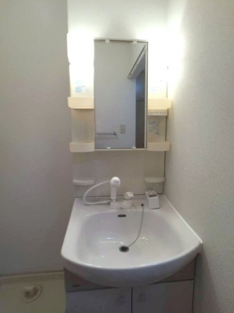 グリーンコートの洗面所|明るい洗面所です