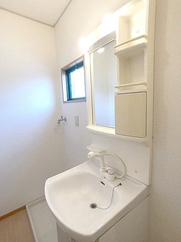 グリーンコートの洗面所|ゆったりとスペースのある洗面所