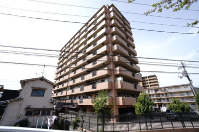 【外観】 | 【上質リノベ】ヴェルディ矢賀 | 【耐震性】
耐震性の高さを判断するポイントは、
建築確認申請日が1981年6月1日以降の
新耐震基準に適合しているかどうか。
震度６程度の大地震でも
建物が崩壊しないレベルが基準になりました。