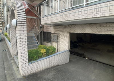 【外観】 | サンヒルズ橋本 | 家を建てる場合、方位は要チェックです。現実的に日当たりのよい家ならばリビングは南側、建築基準法でも北側に当たる家への配慮は求められています。土地を見学に行く際は、方位磁針を持って行くようにしましょう。