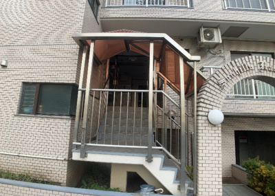 【外観】 | サンヒルズ橋本 | 土地を買う際、住む地域の自治体や福祉の補助制度にも注目してみましょう。子供や老人の医療補助やゴミ出しのルールなど、自治体によってルールに大きな違いがあるため、暮らしやすい土地で判断するとよいでしょう。