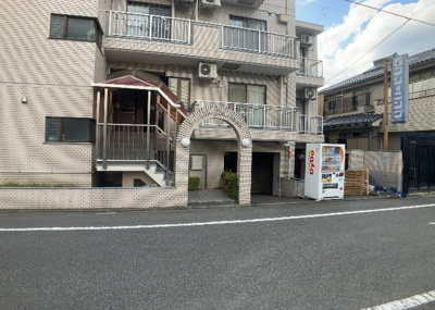 【外観】 | サンヒルズ橋本 | 現地に行くなら、物件の周囲の地形がどうなっているかを見ることも大切です。周辺より低くなっている土地では、大雨などで水が集まりやすいため、地盤が弱くなっているということも考えられるため、注意が必要です。