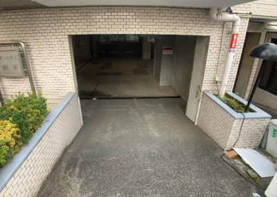 【外観】 | サンヒルズ橋本 | 土地購入を検討されている場合、境界杭がない状態で購入してしまうと境界確定測量をする必要があり、費用がかかります。購入の前に、売主、隣土地所有者立ち合いのもと境界を確定し境界杭を設置するのがベストです。