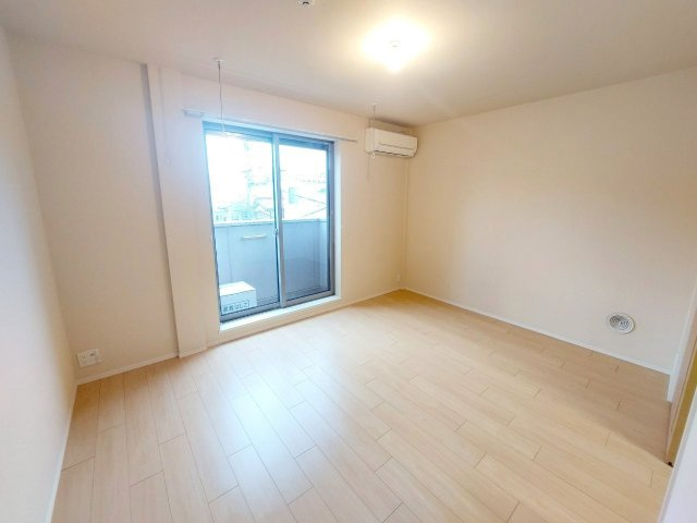 ＣＡＬＭＯＶＥＲＡの居間・リビング|★明るいフローリングのお部屋です★