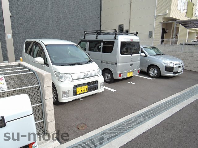 リブリ・グレンヌの駐車場