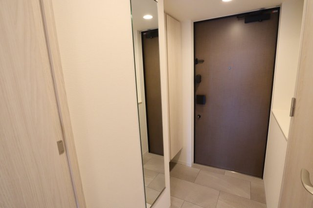 コンフォリア新大阪宮原Qの玄関