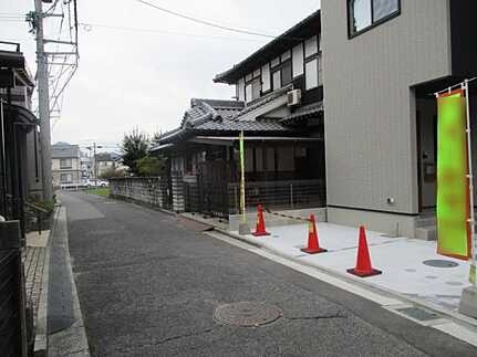 廿日市市阿品2丁目　新築一戸建て(全2棟)の前面道路含む現地写真