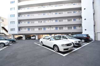 【駐車場】 | マンションの駐車場スペース。空きの有無や駐車料金、サイズ規定などについては、改めてお問い合わせください。～即日のご見学可能～　お問合せはお気軽にどうぞ。
