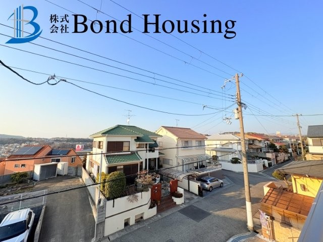 「お車並列2台駐車可」「三宮直通バスあり」桃山台 全2棟 B号地の前面道路含む現地写真