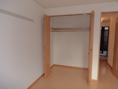 【収納】 | 岩輝ハイツ ニ号館 | クローゼット　※反転イメージです