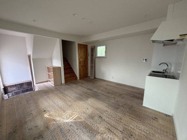 高浜市八幡町３丁目の店舗事務所の居間・リビング