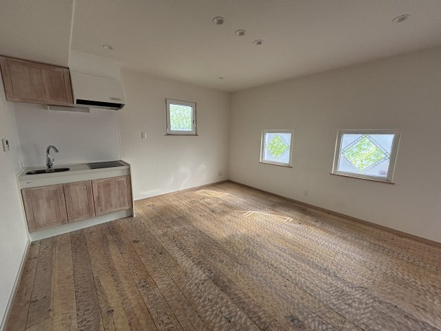 高浜市八幡町３丁目の店舗事務所の居間・リビング