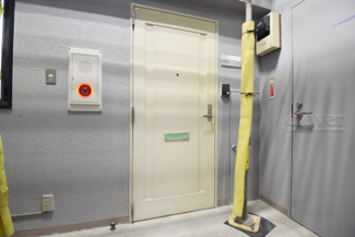 【その他共用部分】 | 皆様をお迎えする、お部屋の玄関ドア。開けやすさや開放角度、ドアノブの操作しやすさや鍵の形状などを、現地で一度ご確認ください。※大規模修繕工事中　～即日のご見学可能～　お問合せはお気軽にどうぞ。