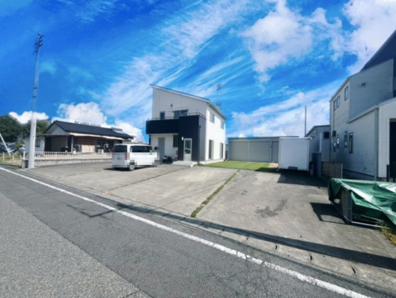 【中古戸建】伊勢崎市国定町の前面道路含む現地写真|■外観