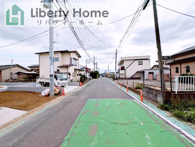 常総市豊岡町3期　新築戸建　1号棟の前面道路含む現地写真