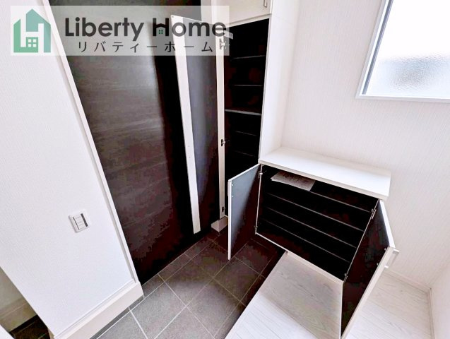 常総市豊岡町3期　新築戸建　2号棟の玄関