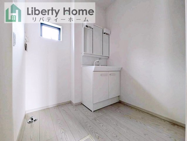 常総市豊岡町3期　新築戸建　2号棟の独立洗面台