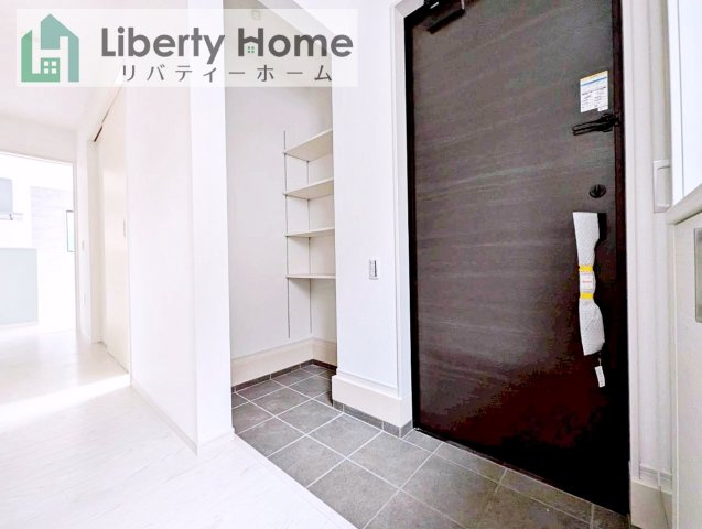 常総市豊岡町3期　新築戸建　2号棟の玄関