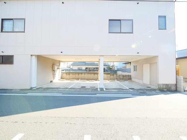 奈良市四条大路一戸建の駐車場|車をお持ちの方に嬉しい駐車場付きの物件です