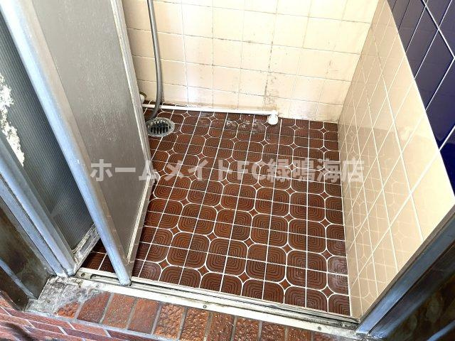 本星崎店舗1棟の浴室|1階駐車場奥にあり