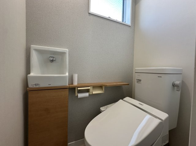 小田原市久野築浅戸建のトイレ