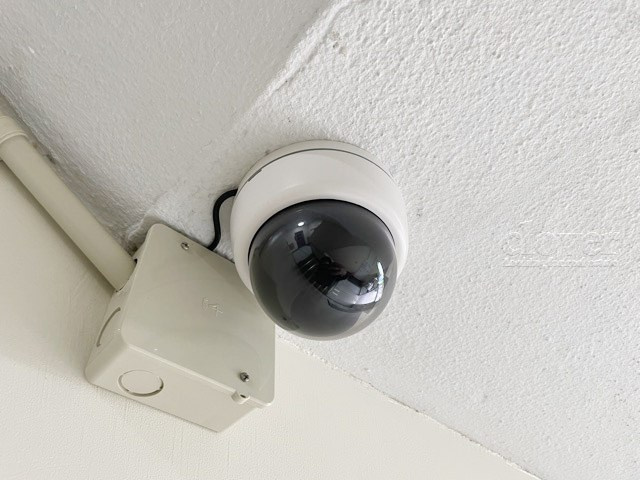 【防犯設備】 | 池袋住宅（サトミビル） | 建物や敷地の隅々に目を光らせる防犯カメラが設置されています。現地を見学される際には、カメラの存在やその台数にも意識を払ってみてください。～即日のご見学可能～　お問合せはお気軽にどうぞ。