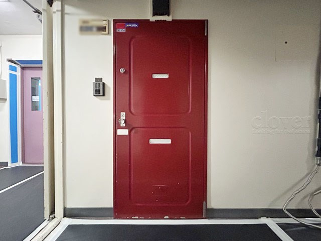 【その他共用部分】 | 池袋住宅（サトミビル） | 皆様をお迎えする、お部屋の玄関ドア。開けやすさや開放角度、ドアノブの操作しやすさや鍵の形状などを、現地で一度ご確認ください。～即日のご見学可能～　お問合せはお気軽にどうぞ。
