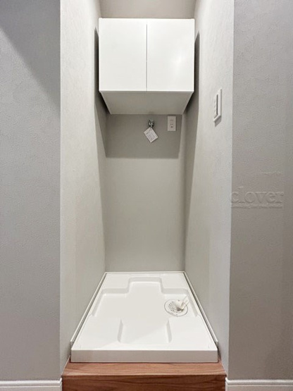【ランドリースペース】 | 池袋住宅（サトミビル） | 防水パン（洗濯機置き場）　上部収納付き
