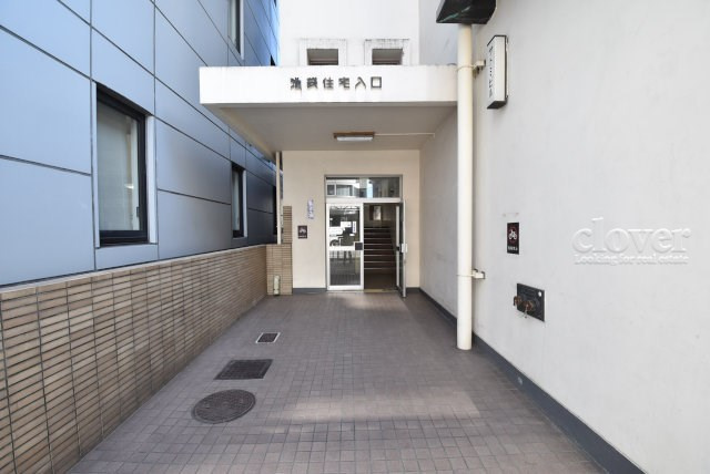 【エントランス】 | 池袋住宅（サトミビル） | お客様を、そして住人を出迎えてくれるマンションのエントランス。ゴミが落ちていないことからも、管理状態の良さや住民の節度の高さが見て取れます。～即日のご見学可能～　お問合せはお気軽にどうぞ。