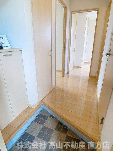 直方市大字上頓野のアパートの玄関
