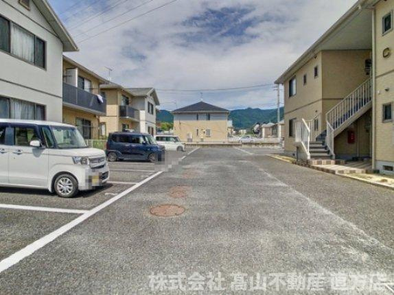 直方市大字上頓野のアパートの駐車場