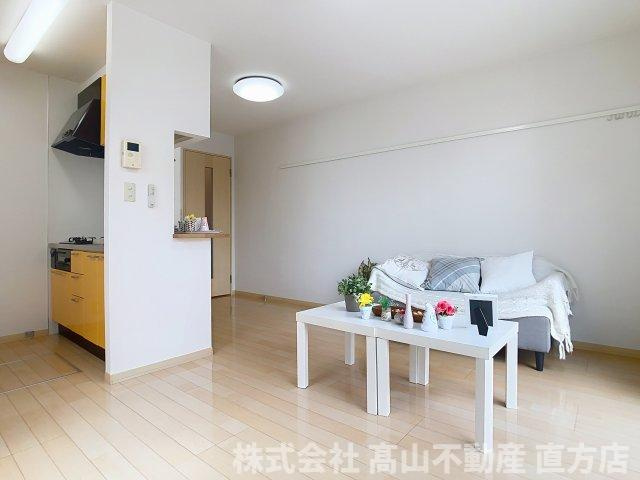 直方市大字上頓野のアパートの居間・リビング