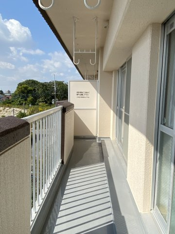 高松ビルのバルコニー|お洗濯にも便利なバルコニー付き