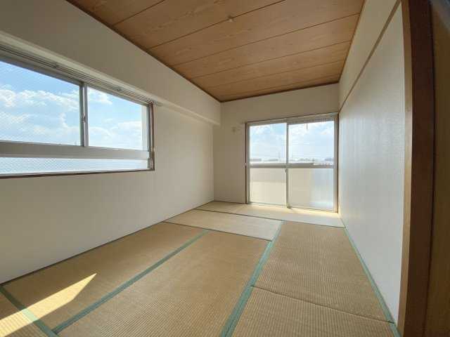 高松ビルの寝室|落ち着いた色調の寝室です