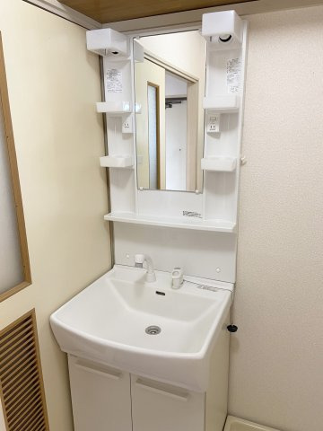 高松ビルの洗面所|忙しい朝には欠かせない洗面所です