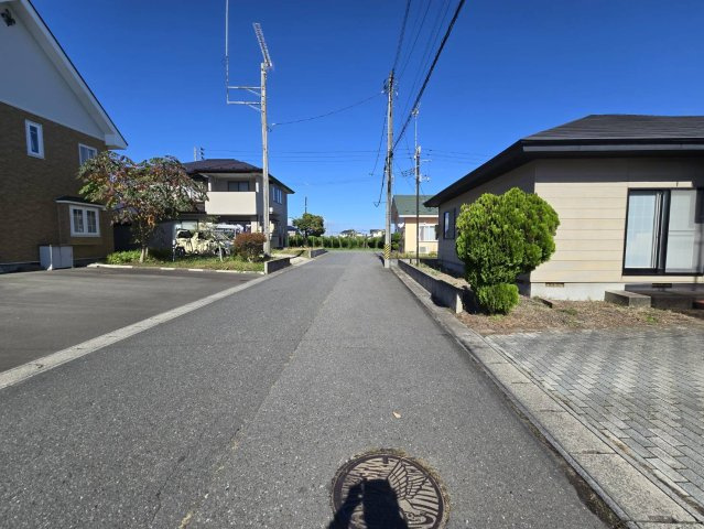 おいらせ町青葉　平屋中古住宅の前面道路含む現地写真