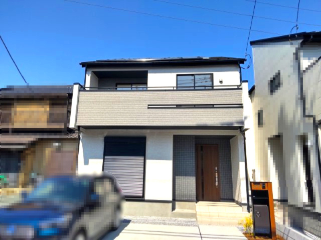 樋川市泉2丁目《新築分譲住宅》の外観|太陽光パネルを載せて白系で纏められた外観は飽きの来ないデザインです♪