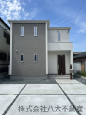 高浜第41田戸町　全1棟の外観|車通りも少なく、お子様とのお散歩も安心してできる閑静な住宅地です。各洋室のクローゼットのほか、随所に収納を設けており、すっきりとした住空間が叶います。
