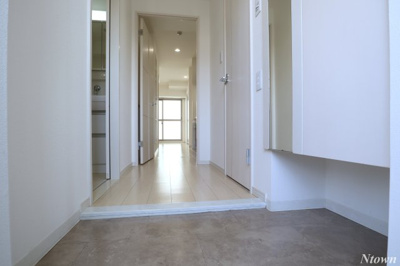 【玄関】 | プレミアムコート新栄 | 明るい玄関です