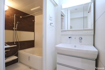 【洗面所】 | プレミアムコート新栄 | ゆったりとスペースのある洗面所