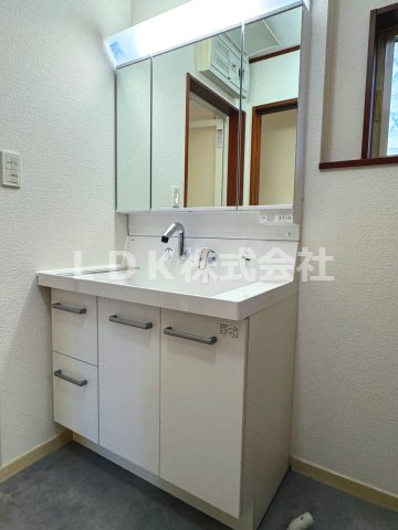 【独立洗面台】 | 中古戸建/川越市大字古谷本郷 | 1F／洗面台／3面鏡付き