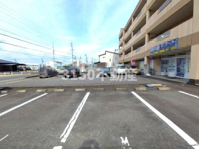 ハイツ園城の駐車場