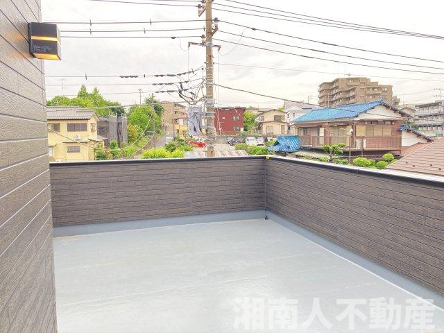 藤沢・石川5丁目　全３棟　A号棟のバルコニー|バルコニーからの眺めを楽しみながら食事をしませんか