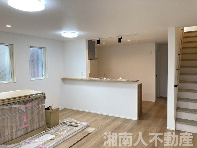 藤沢・石川5丁目　全３棟　A号棟の居間・リビング|こちらのリビングで趣味の時間をお楽しみください