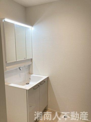 藤沢・石川5丁目　全３棟　A号棟の独立洗面台|独立洗面台あり、毎朝おしゃれに忙しい女性の方におすすめです