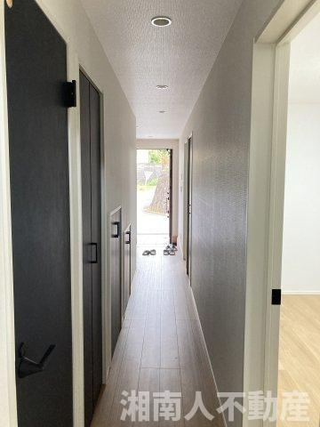 藤沢・石川5丁目　全３棟　A号棟の玄関|明るい玄関です