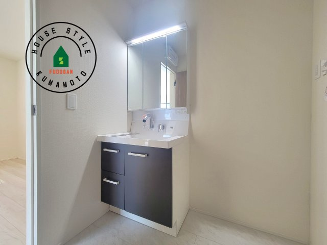 熊本市東区尾ノ上3丁目第1-3棟（2号棟）の独立洗面台|毎日使うものだから清潔な空間を保ちたい水回り。洗面にはそんな願いを解消させてくれる収納アイデアが満載です。三面鏡の裏側にはキャビネットが現れ小物から背の高い物まで収納できます。